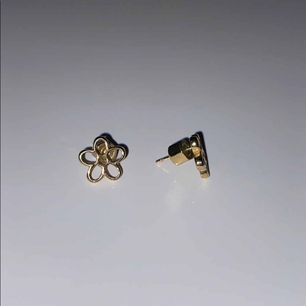 Gold flower studs - Picture 2 of 5